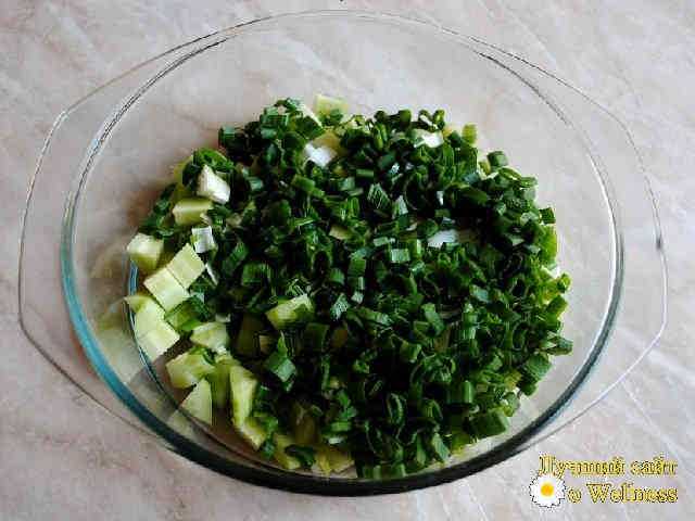 Весенний витаминный салат с морацеллой и оливковым маслом