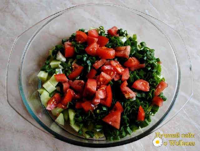 Весенний витаминный салат с моцареллоей и оливковым маслом