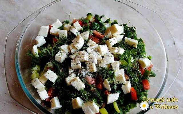 Весенний витаминный салат с моцареллой и оливковым маслом