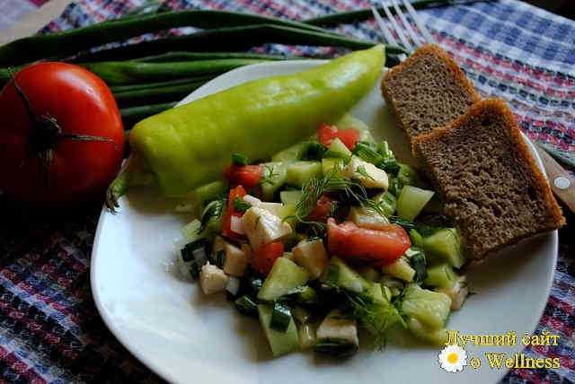 Весенний витаминный салат с моцареллой и оливковым маслом