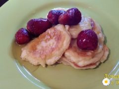 Нежные яблочные оладьи на кефире с клубникой и медом — пошаговый рецепт с фото