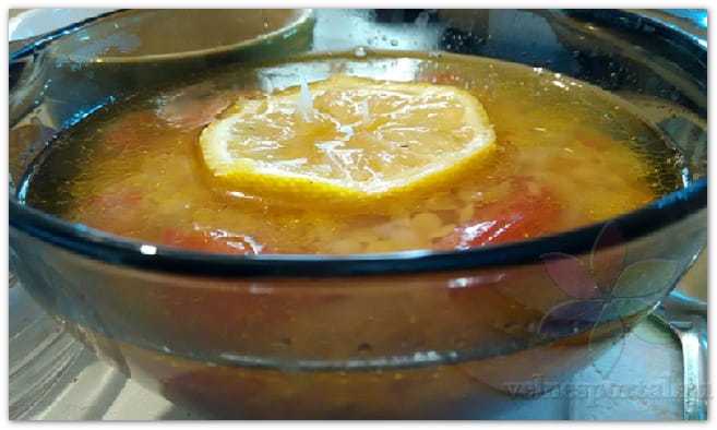 Суп из чечевицы с помидорами. фото