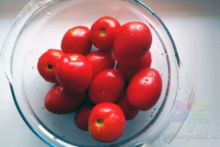 Мытые томаты в миске, фото