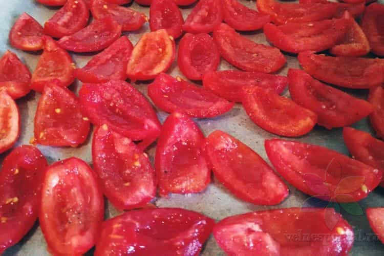 Подготовленные томаты на противне, фото